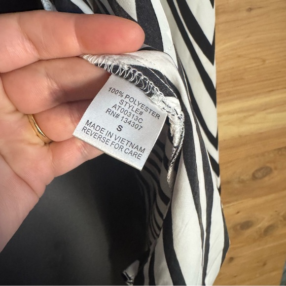 EUC- V-Striped Blouse - Picture 4 of 5